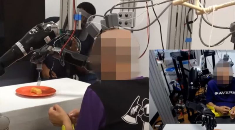Hombre con parálisis controla brazos robóticos con la mente