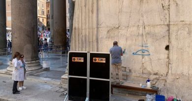 Roma se apresura a limpiar el grafiti de su Panteón con tecnología láser