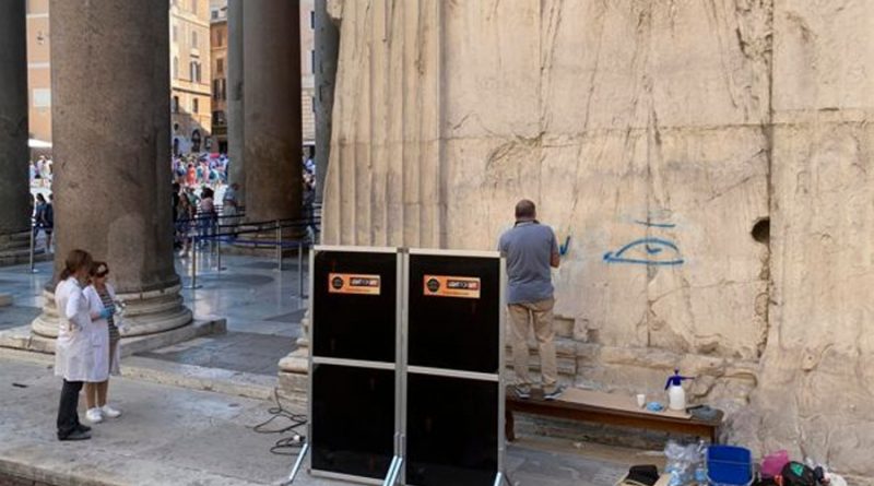 Roma se apresura a limpiar el grafiti de su Panteón con tecnología láser