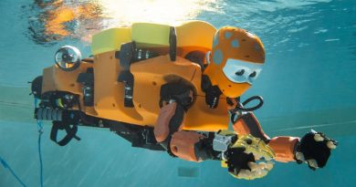 Un robot buceador humanoide explora naufragios en el fondo del océano