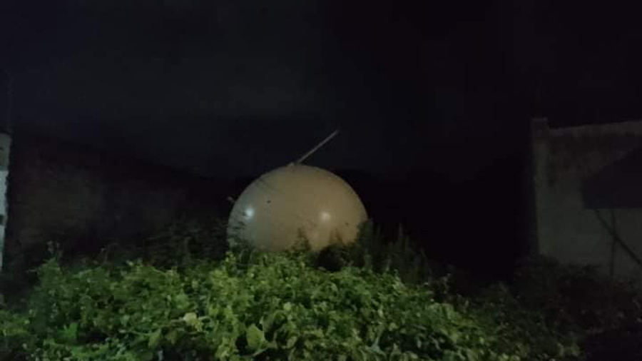 Meteorólogo asegura que misteriosa esfera metálica cayó del cielo en México