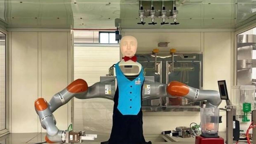 Crean un barman robot que puede interactuar con las personas