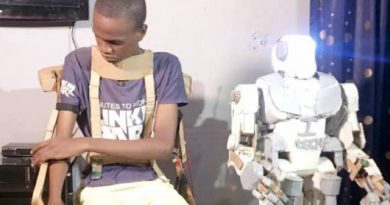 Tiene 17 años y construyó un robot con restos de basura: la historia del nigeriano Isah Auwal-Barde