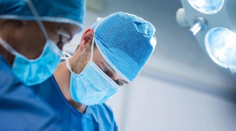 Realizan las primeras operaciones microquirúrgicas completamente robóticas en humanos