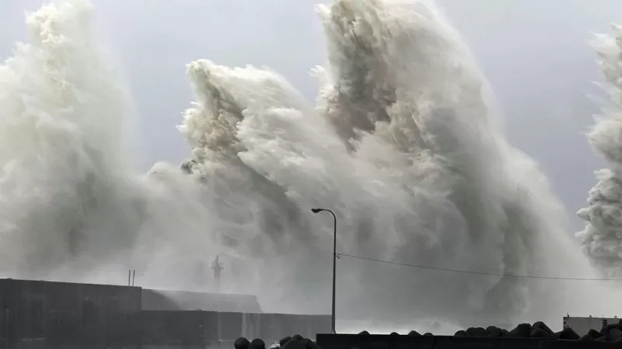 El 'super tifón' Nanmadol azota Japón y obliga a evacuar a 9 millones de personas