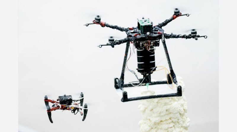 Drones inspirados en abejas reparan y construyen estructuras mientras vuelan