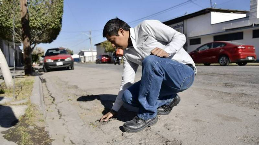 Un estudiante de México inventó un pavimento 'antibaches' que se regenera automáticamente con agua