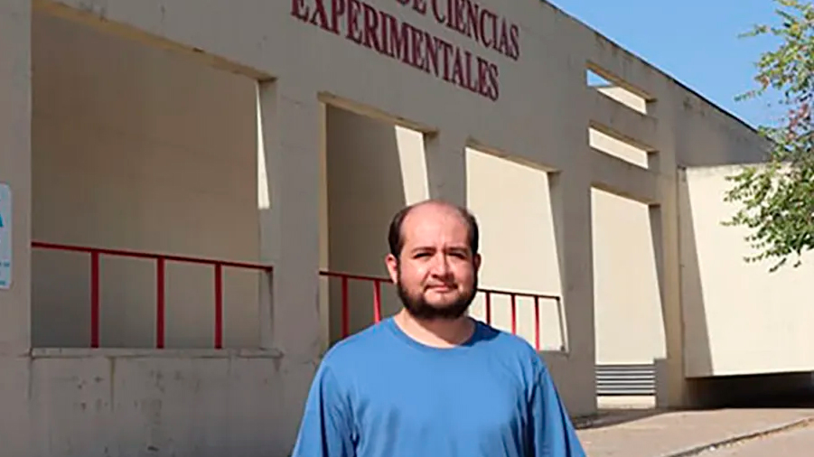 Investigador mexicano gana premio en España por su trabajo en física
