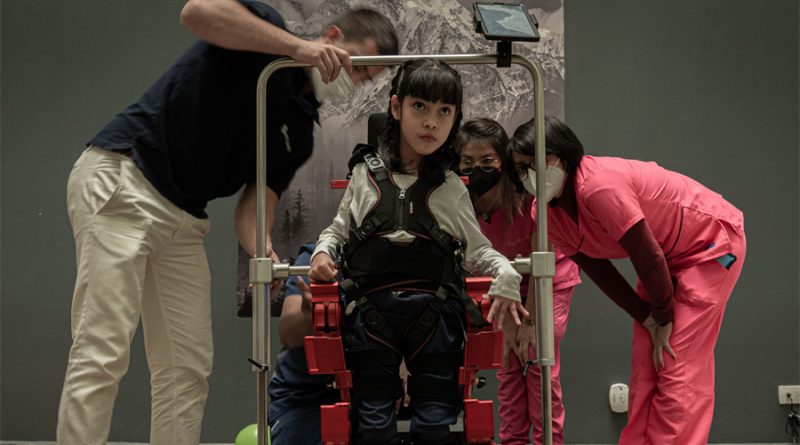Llega a México el primer exoesqueleto para niños con parálisis cerebral