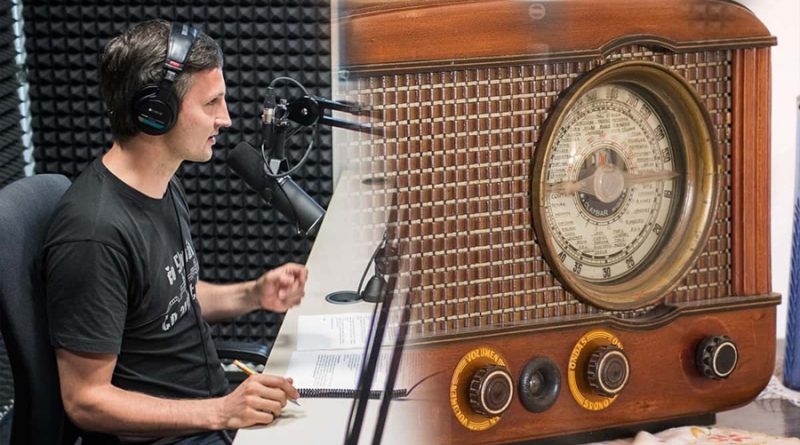 La Radio, los podcasts y personas de edad