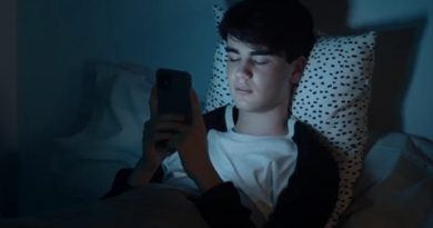 El 60% de los adolescentes duermen con el móvil y 1 de cada 5 se conecta por la noche