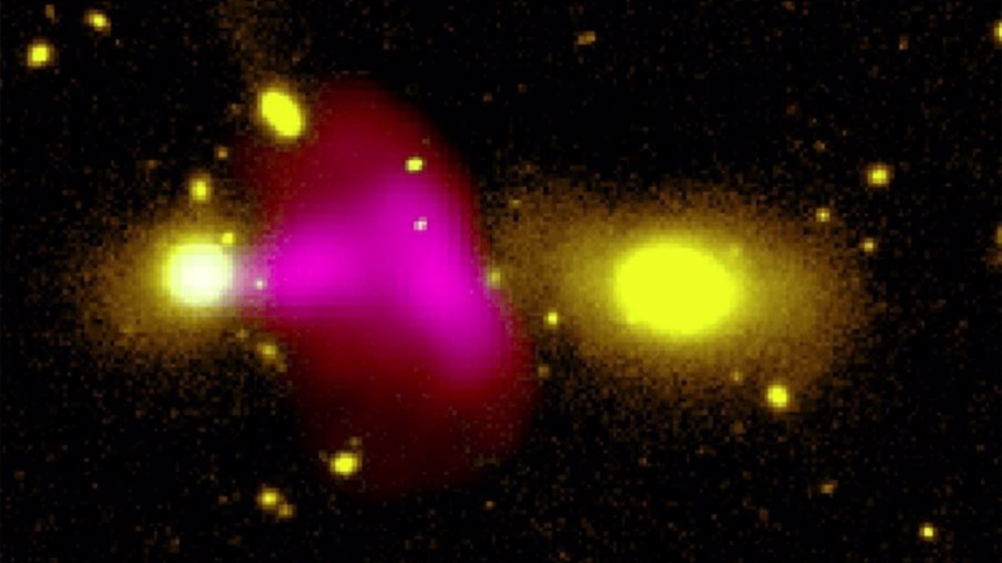Se descubre un agujero negro 'disparando' a una galaxia vecina