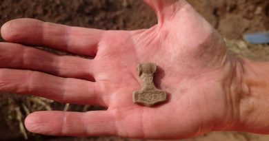 Descubren un amuleto vikingo con forma de martillo de Thor en Suecia