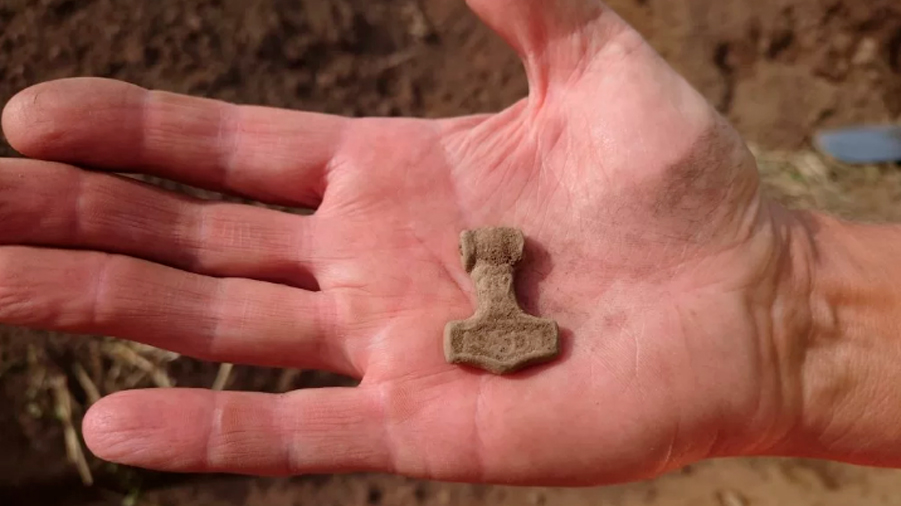 Descubren un amuleto vikingo con forma de martillo de Thor en Suecia