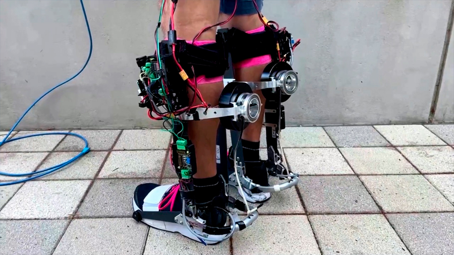 Crean un pie robótico que ayuda a las personas a caminar