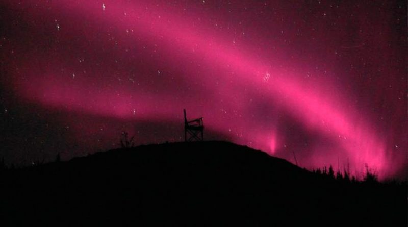 Una poderosa tormenta solar ha perforado el campo magnético de la Tierra y ha creado auroras rosas muy raras