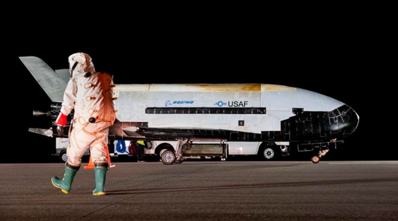 Avión espacial secreto no tripulado de EU regresa tras un récord de 908 días en órbita