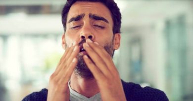 Lo que le puede pasar si estornuda muy fuerte con los ojos abiertos