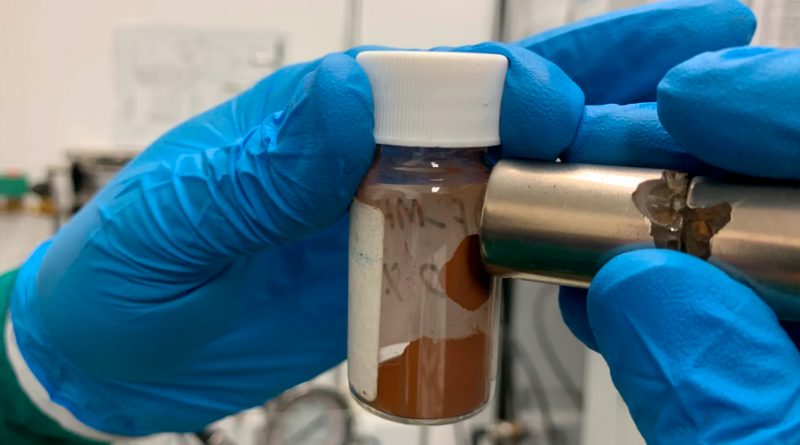 Investigadores desarrollan polvo que elimina microplásticos del agua en una hora