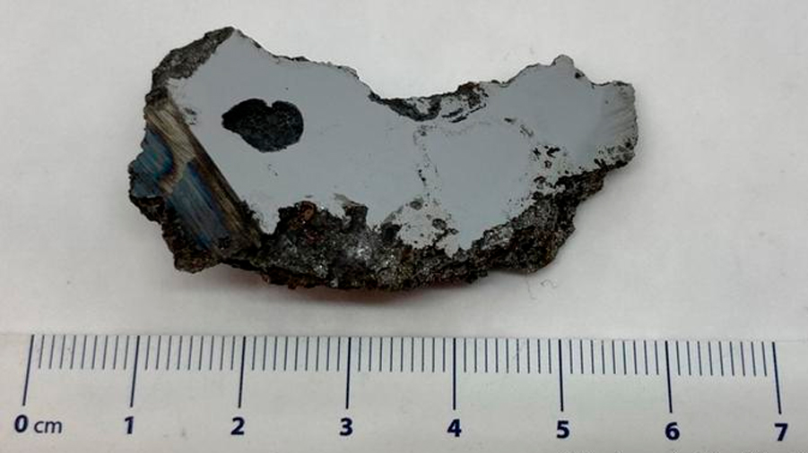 Descubren dos minerales desconocidos en un pedazo de meteorito que cayó en la Tierra