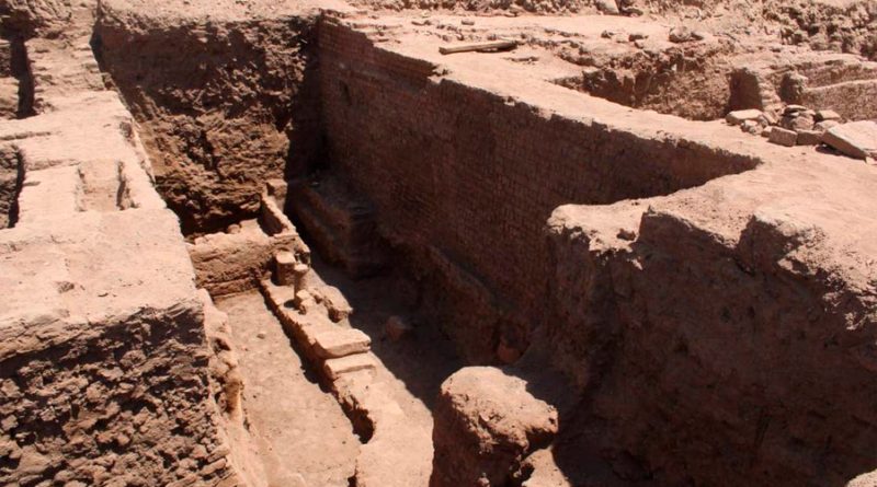 Hallan en Egipto un baño romano de 1,400 años de antigüedad con bañera y asiento de baño
