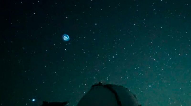 La extraña espiral azul que apareció en el cielo de Hawái: ¿de qué se trata?