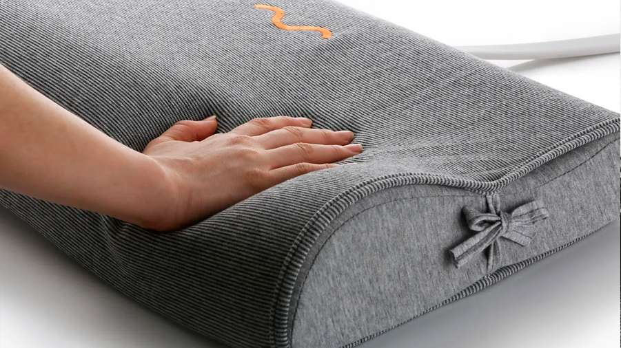Así es Motion Pillow, la almohada que detecta los ronquidos y los detiene moviendo la cabeza de la persona dormida