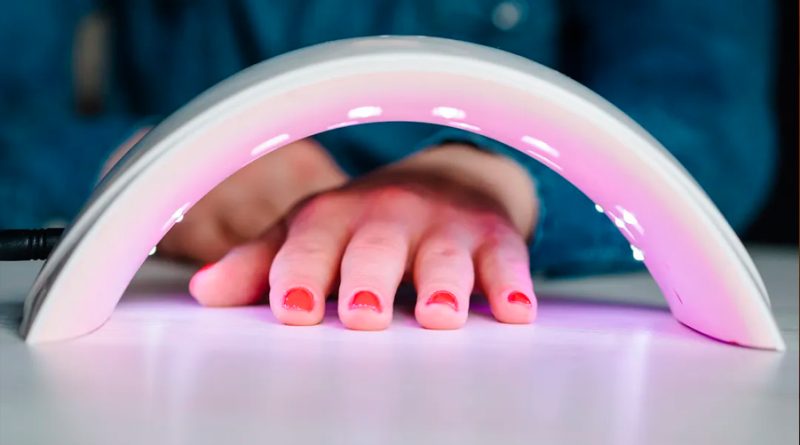 La manicura de gel le sienta 'malamente' a tus manos: descubren que causa muerte celular y mutaciones genéticas