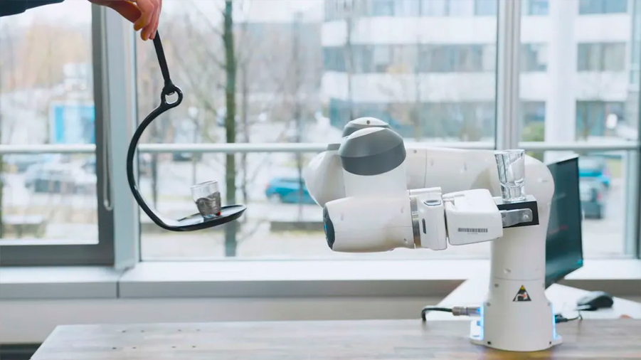 Crean un robot camarero con mejores habilidades que un ser humano