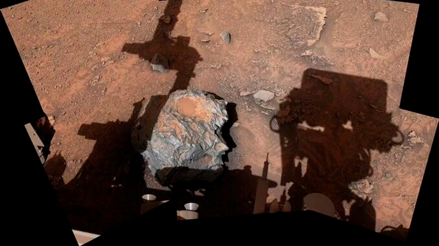 Detectan un meteorito metálico en la superficie de Marte