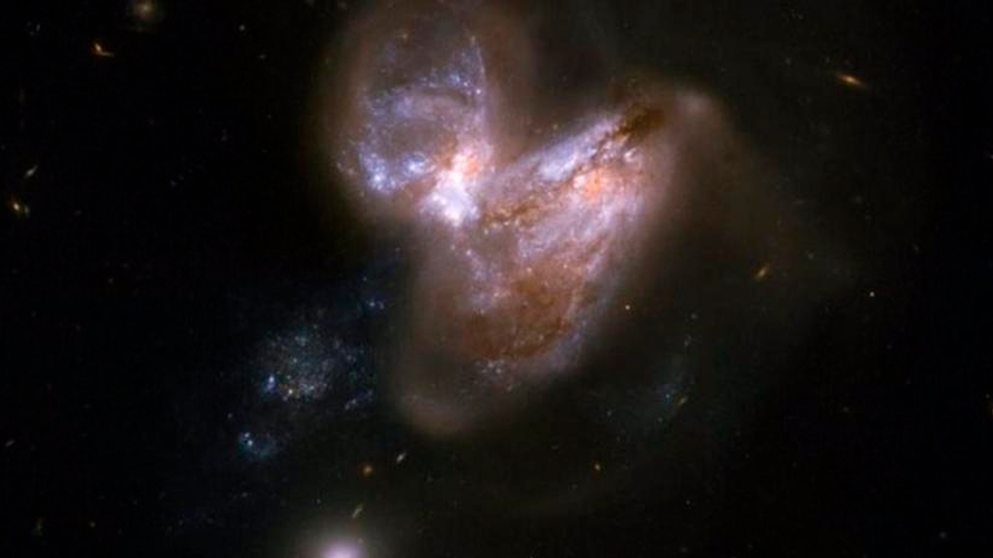 Un agujero negro supermasivo extremo acecha en el borde del Universo