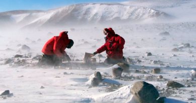 Rocas en glaciares alumbran las montañas bajo el hielo de la Antártida