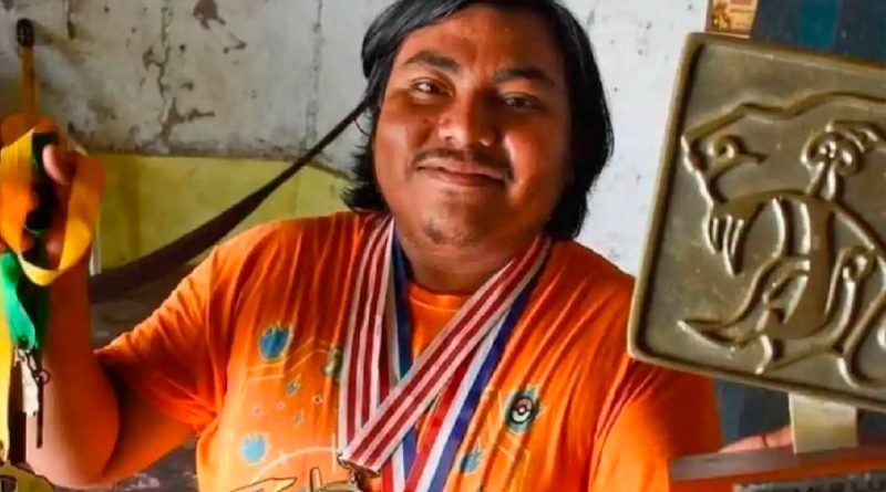 Él es Guillermo Chin, joven indígena mexicano elegido para explorar la luna más grande de Saturno