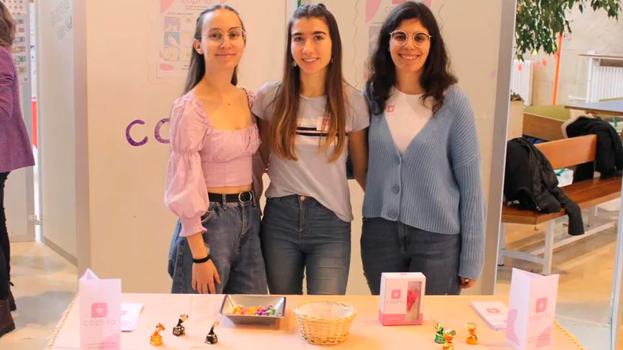 Universitarias desarrollan una copa menstrual que cambia de color al detectar ETS