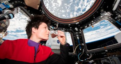 La taza antigravedad de la NASA que permite a los astronautas beber en el espacio