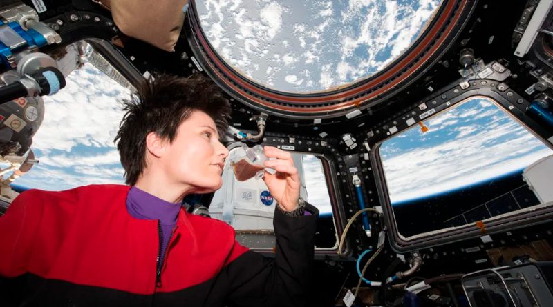 La taza antigravedad de la NASA que permite a los astronautas beber en el espacio