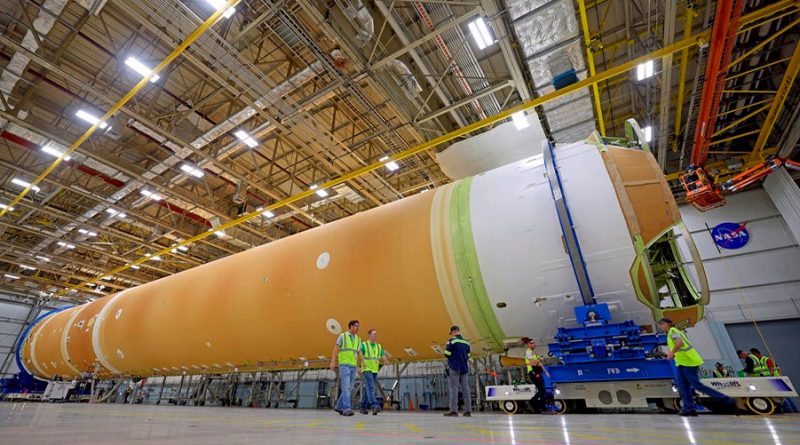 La NASA ensambla el cohete para la primera misión Artemis tripulada