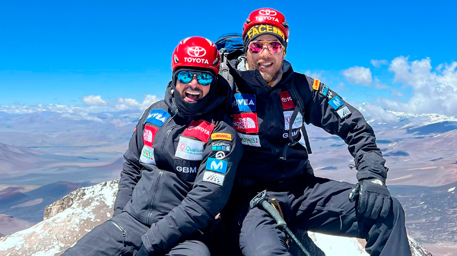 Mexicano invidente Rafa Jaime y su guía Omar Álvarez parten hacia la cima del Everest