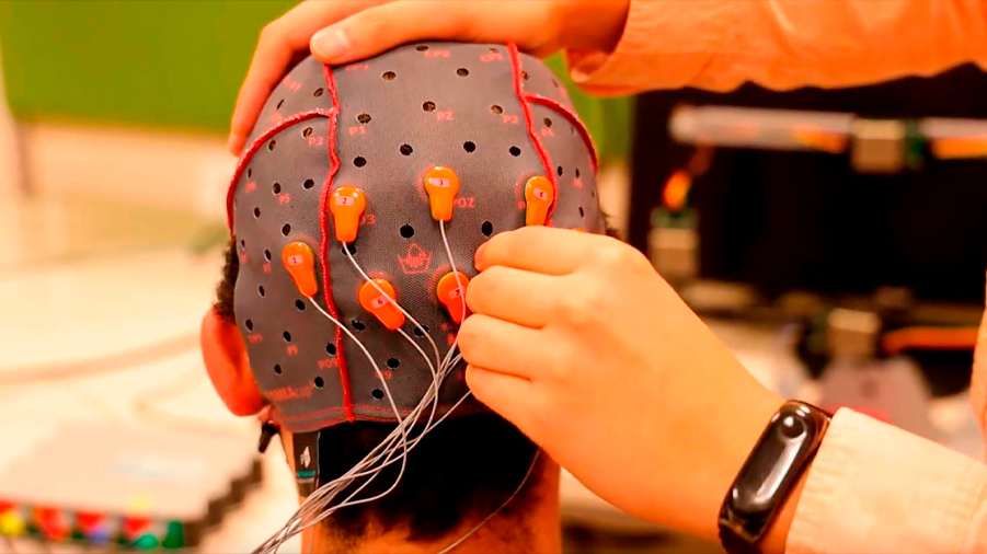 Alumnos universidad mexicana mueven mini-robot con señales cerebrales