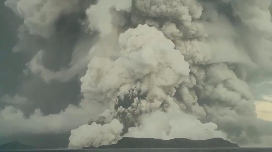 La explosión del volcán de Tonga generó el año pasado olas de hasta 45 metros
