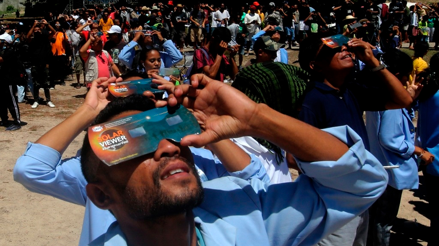 Eclipse solar total anonada a espectadores en el Pacífico