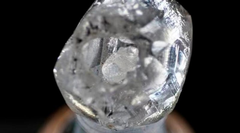 Encuentran un raro diamante con otro diamante pequeño en su interior