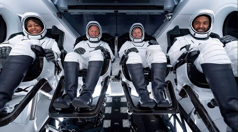 Tres astronautas de pago llegan a la Estación Espacial Internacional