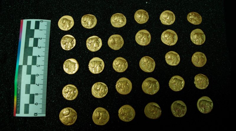 Encuentran un tesoro de monedas de oro de la época de Alejandro Magno