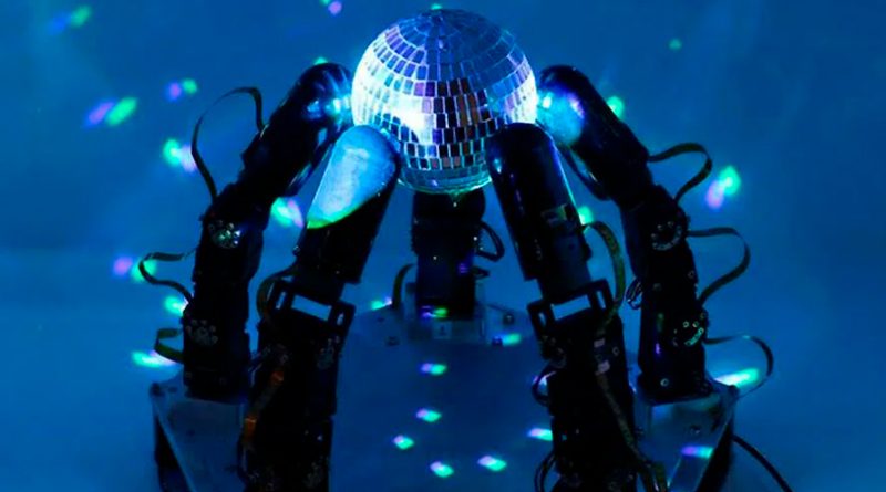 Crean con IA la primera mano robótica hipersensible: puede sentir lo que toca