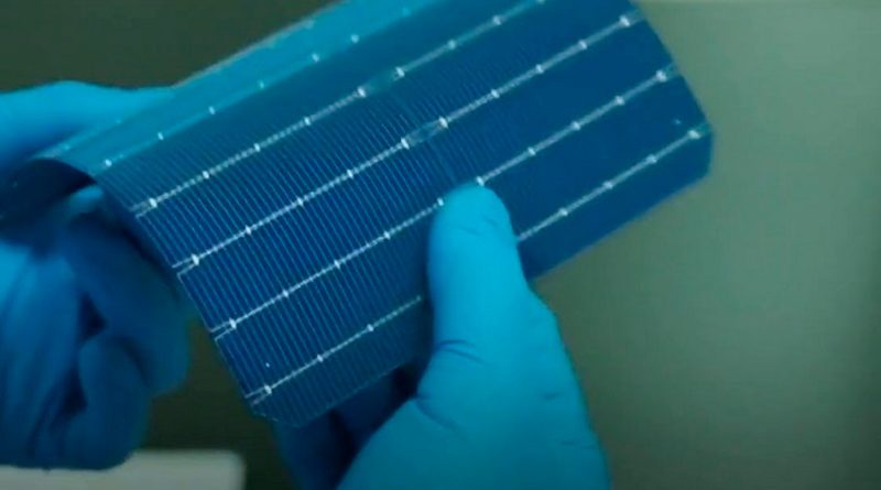 Investigadores chinos desarrollan células solares de silicio que se doblan como papel fino