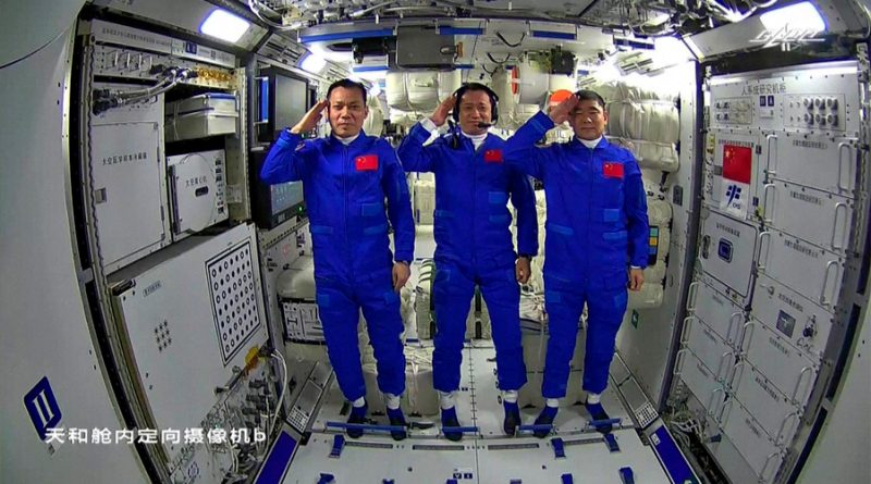 Tres astronautas llegan en 7 horas a la estación espacial china