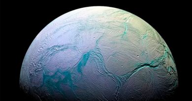 Fascinante descubrimiento de un chorro de vapor de agua de 9,600 km que expulsa una luna de Saturno