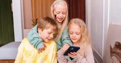 Irlanda: padres de una localidad irlandesa prohíben que los menores usen celulares hasta llegar a la secundaria