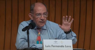 Los juegos verbales surgen del saber hablar una lengua: Luis Fernando Lara